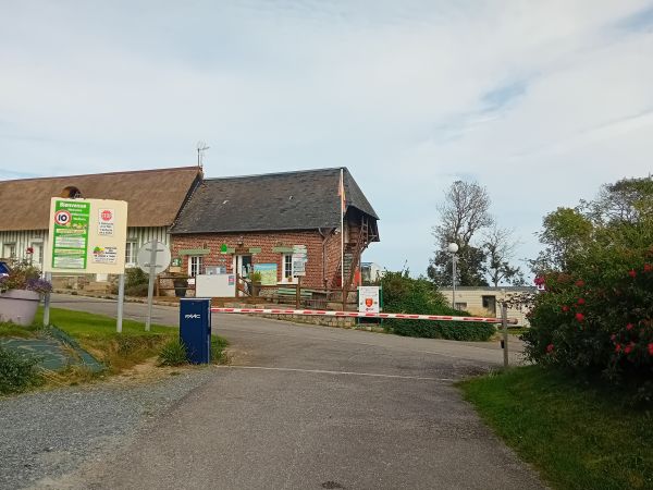 L'entrée du camping du Mesnil